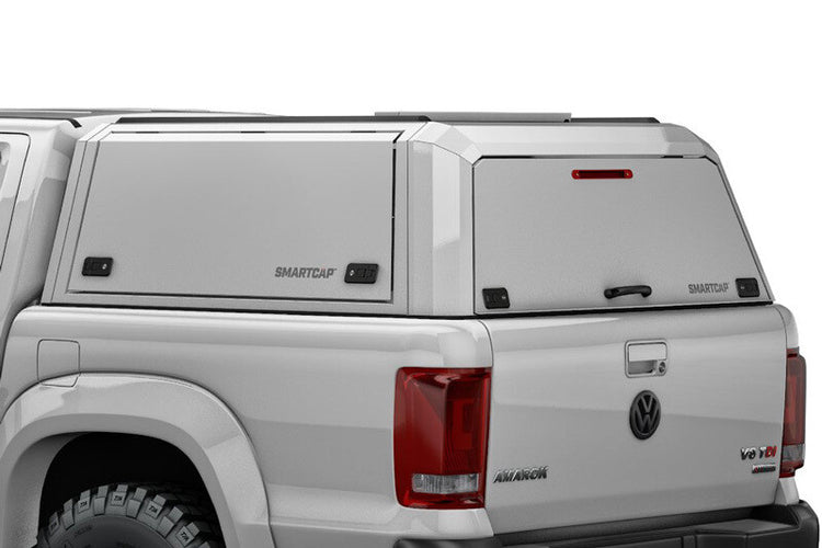 Élégance fonctionnelle : Volkswagen Amarok Bleu Foncé avec hardtop RSI SMARTCAP EVOa Adventure Blanc