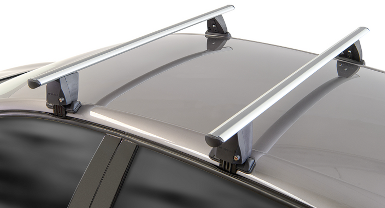 deux barres de toit grises fixées par pinces sur un toit de véhicule foncé présenté sur fond blanc