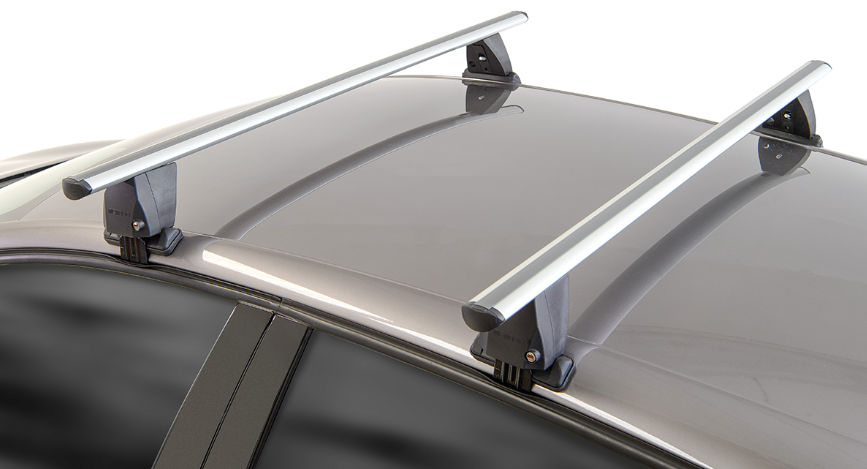 deux barres de toit grises fixées par pinces sur un toit de véhicule foncé présenté sur fond blanc