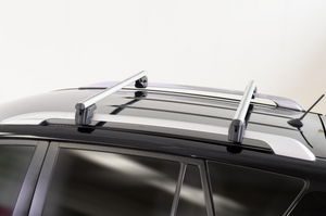deux barres de toit grises de marque menabo fixées sur un véhicule