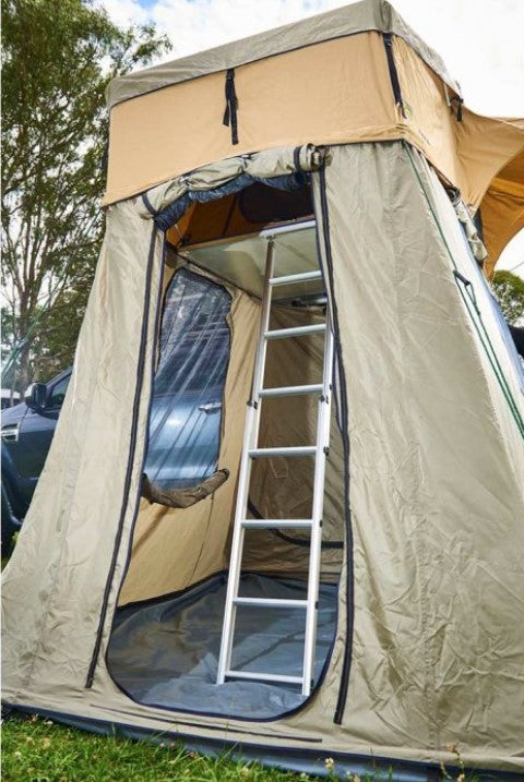 extension de tente de toit avec des moustiquaires et une échelle en aluminium