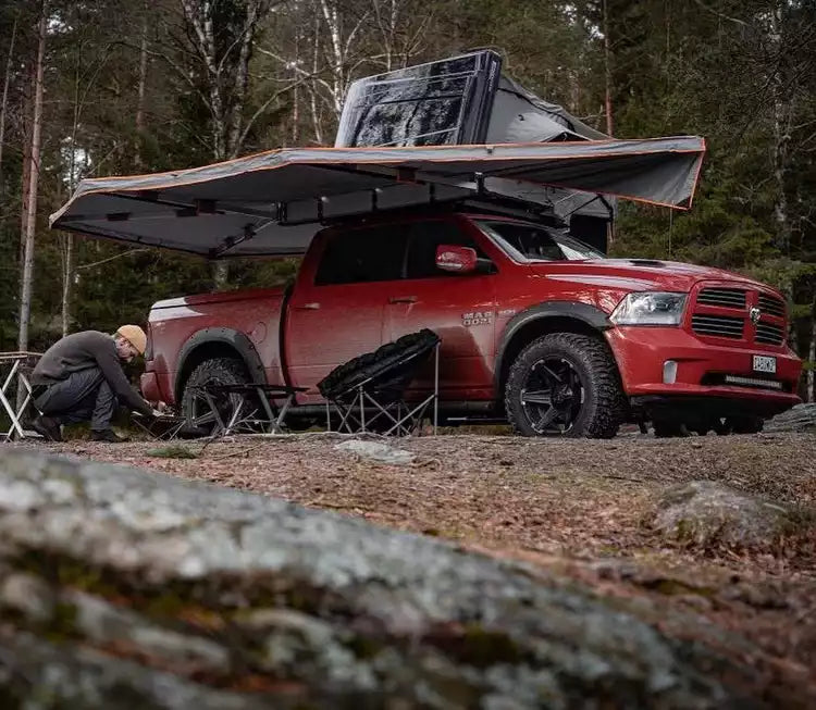 Dodge Ram rouge équipé d'une tente de toit et d'un auvent gris