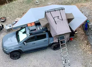 Auvent de 4x4 déplié avec une ouverture avant et arrière