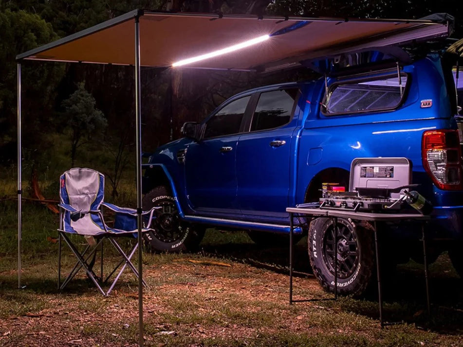 Ford Ranger bleu sur un bivouac avec un store latéral ARB 2500mm