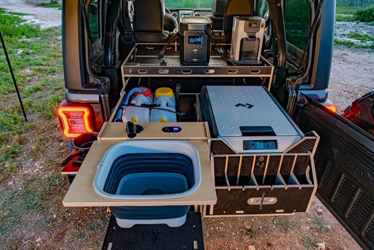 Module arrière pour Jeep Wrangler déplié avec un évier et un frigo