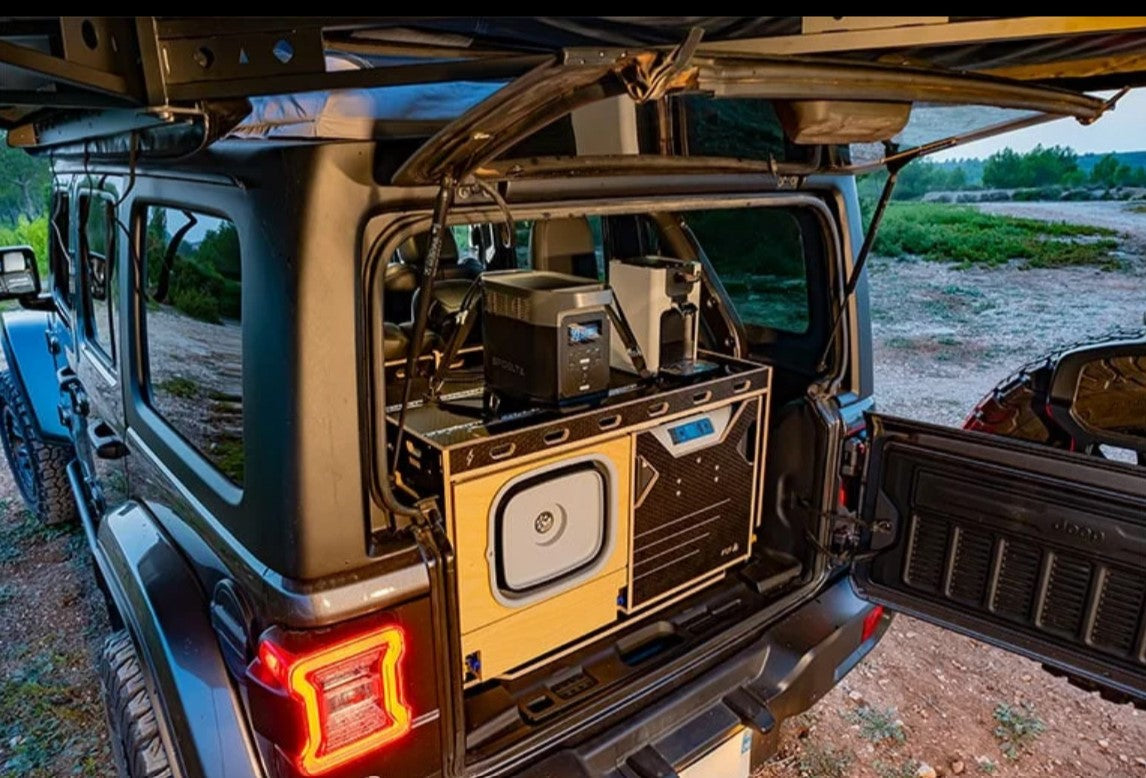 Jeep wrangler JL tout équipé pour voyager avec un auvent et une box intérieure