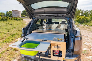 module aménagé dans le coffre d'une voiture avec un espace évier déplié