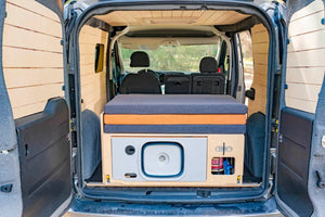 aménagement intérieur FLV dans un véhicule avec matelas