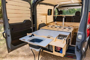 intérieur d'un véhicule avec un aménagement en bois et un espace cuisine