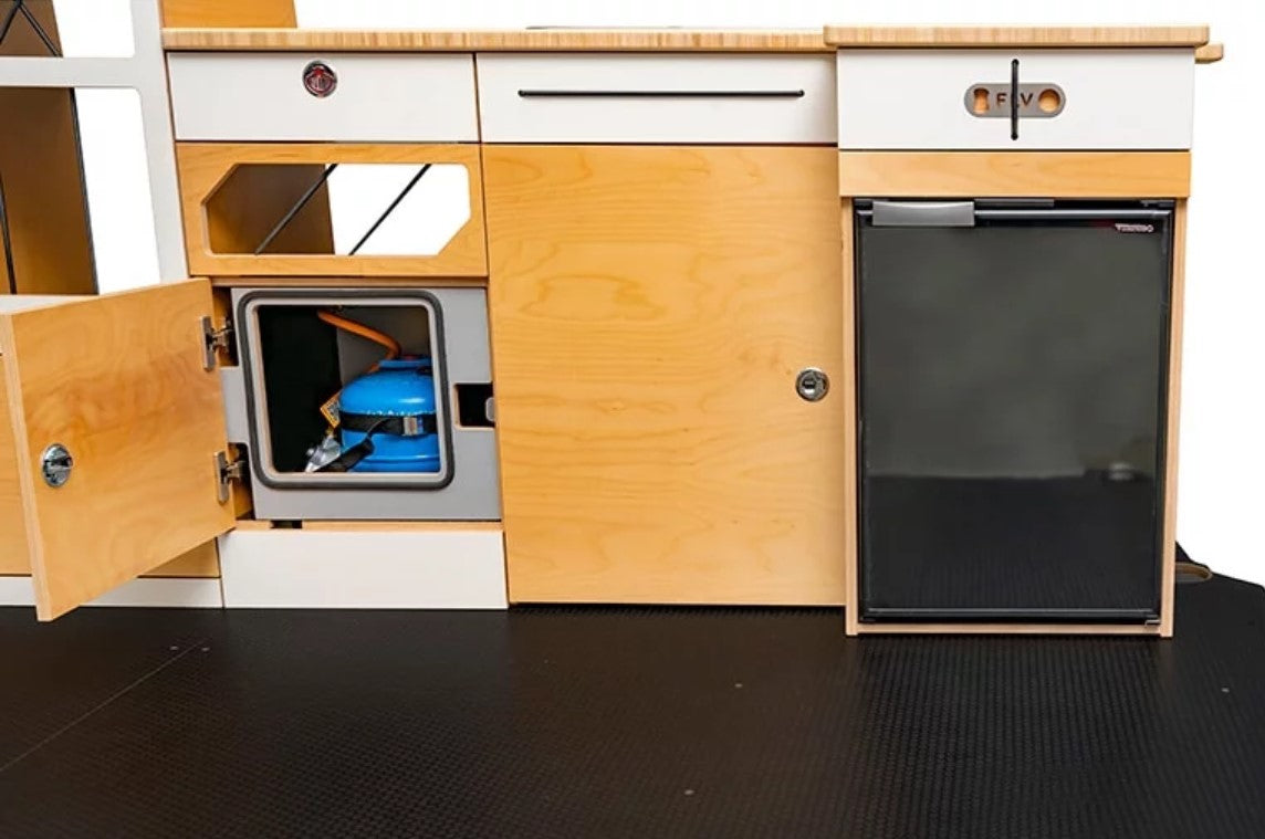 Espace cuisine d'un aménagement de van avec gaz, eau et frigo