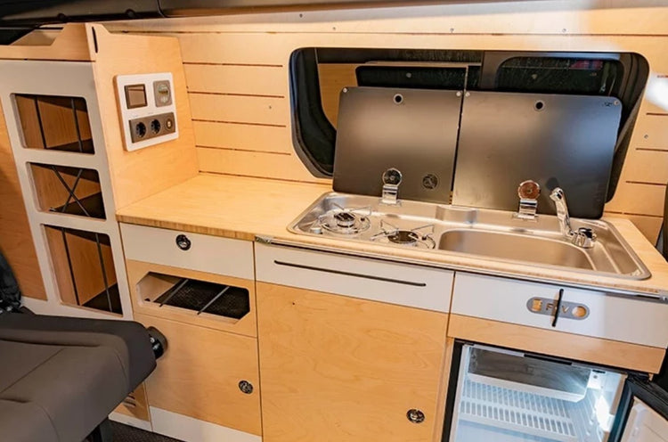 Intérieur d'un VAN aménagé avec le module cuisine et espace évier