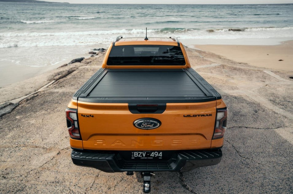 vue de derrière d'un ford ranger oranger devant la mer