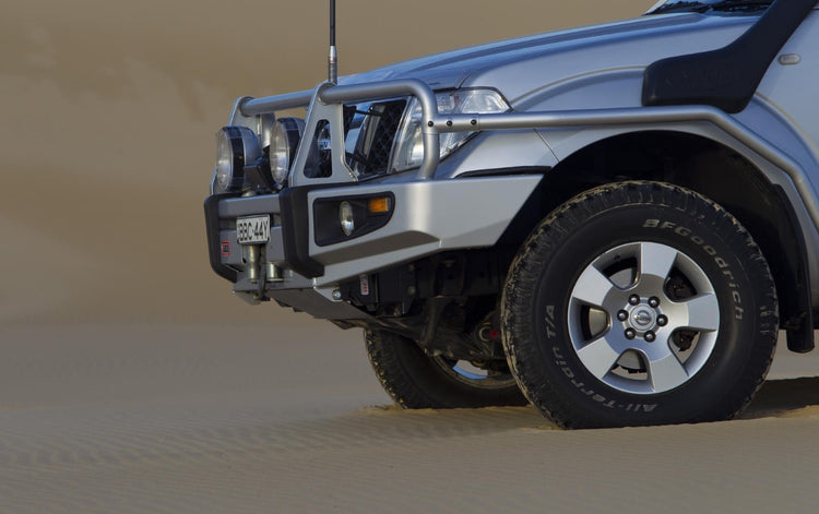 Vue gauche d'un 4x4 Nissan dans le désert avec une protection ARB