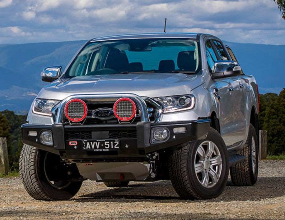 Ford Ranger avec pare-chocs noir et un A-Bar gris dans les cailloux