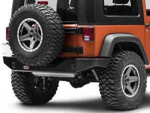 Arrière d'une jeep Wrangler JK orange avec un pare-chocs ARB