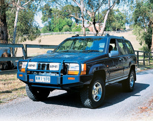 Jeep Grand Cherokee ZJ avec un pare-chocs ARB noir