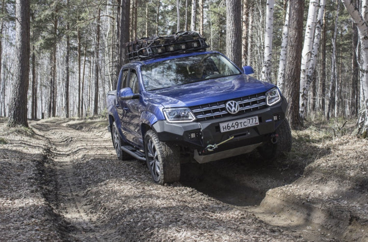 Volkswagen Amarok Bleu équipé tout terrain dans les bois