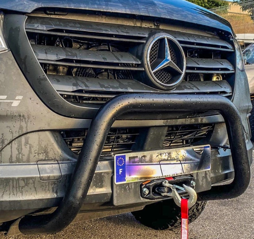 Face avant d'un mercedes avec un pare-buffle noir