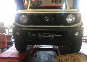 suzuki jimny vue de l'avant avec un treuil Axon derrière le pare-chocs