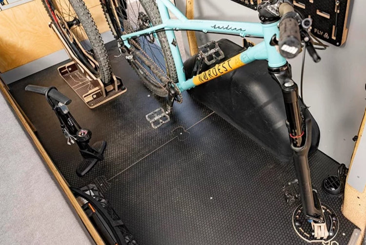 Vélo attaché sur porte vélo orientable