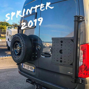 Mercedes Sprinter 2019 avec un porte-tout sur la porte droite