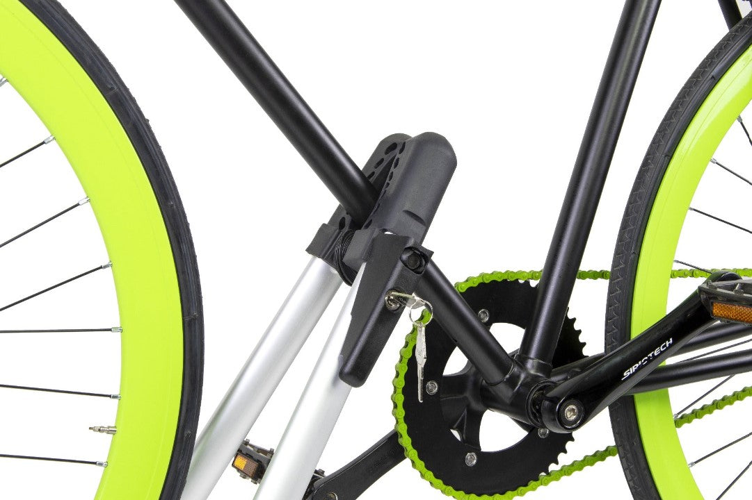 vélo avec des roues vertes accroché par un porte vélo à clé
