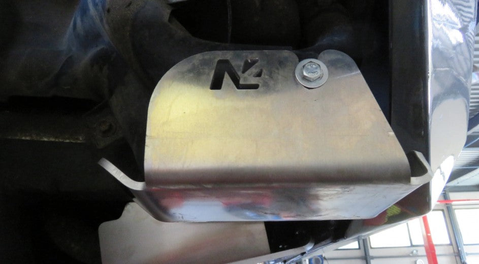 pièce métallique N4 boulonnée à un véhicule