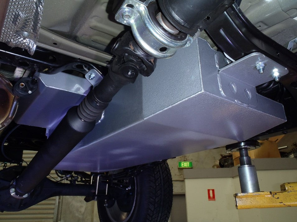 vue de sous un véhicule avec un réservoir supplémentaire métallique