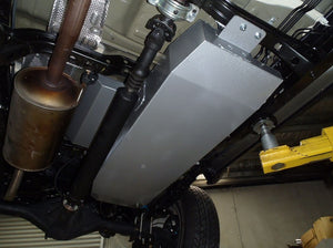 réservoir métallique attaché sous un véhicule