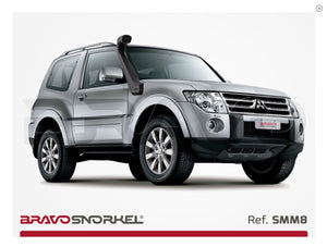 Mitsubishi Pajero gris avec un snorkel noir Bravo Snorkel