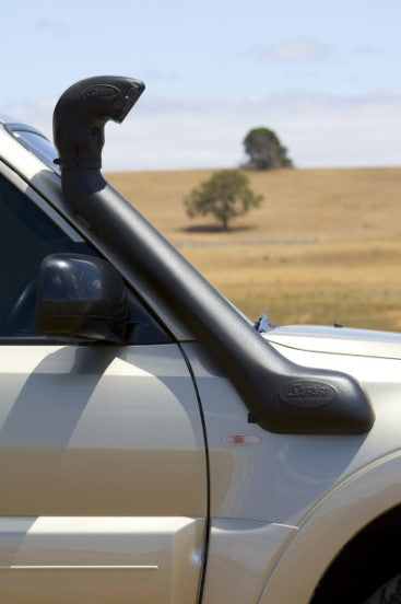 Snorkel Safari 4x4 noir sur un véhicule gris dans la savane