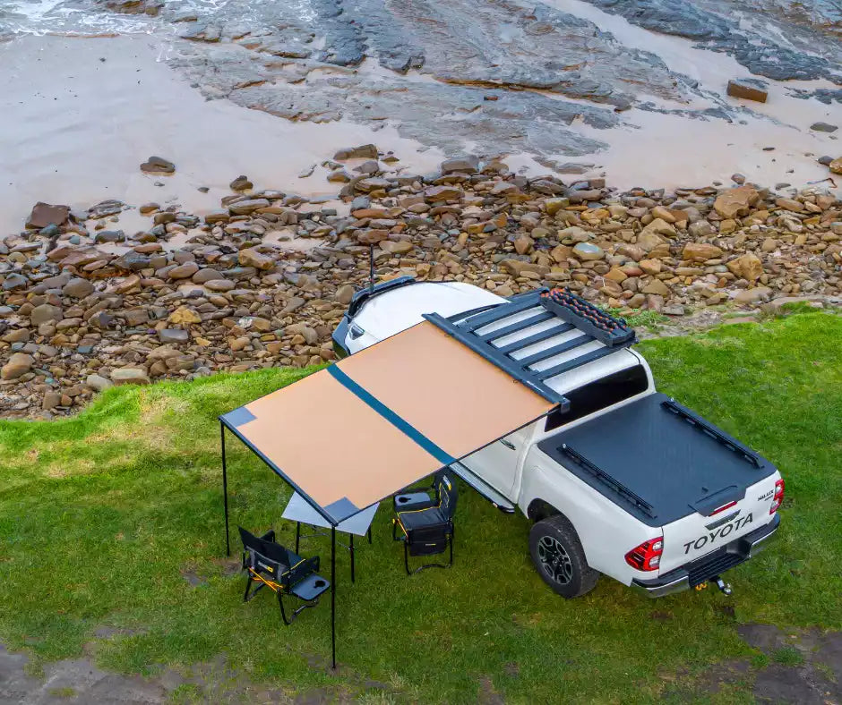 Pick up garé en bivouac avec un auvent ARB déplié