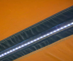 Bande LED intégrée à la toile d'un auvent ARB Touring aluminium