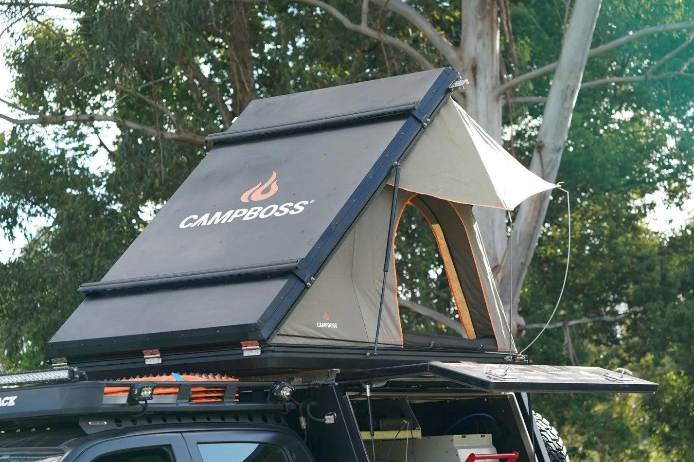 Tente de toit avec coque rigide en aluminium de la marque campboss sur 4X4