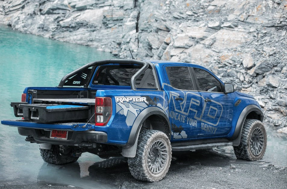 ford raptor bleu dans l'eau avec un tiroir ouvert