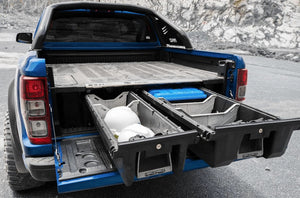 vue arrière d'un Ford bleu avec un double tiroir decked ouvert