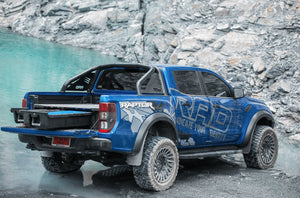 Ford Ranger Raptor bleu avec un tiroir ouvert dans la benne sur l'eau