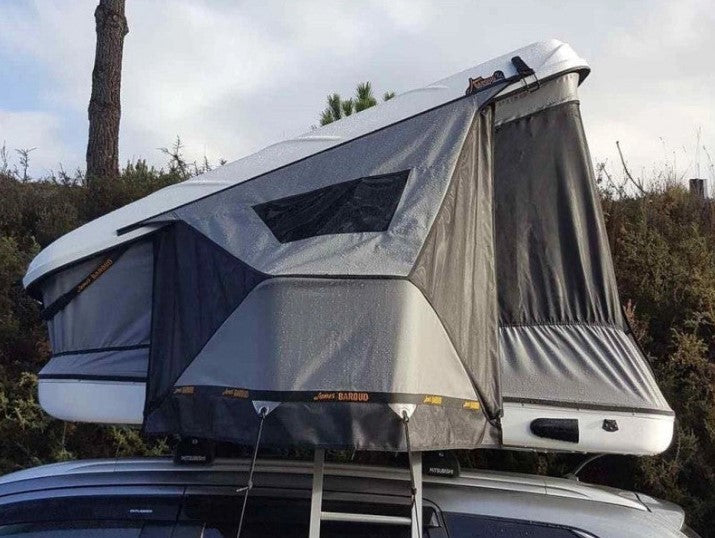 Tente de toit james baroud grise ouverte sur une voiture