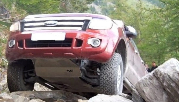 ford ranger rouge sur des rochers avec blindage moteur gris