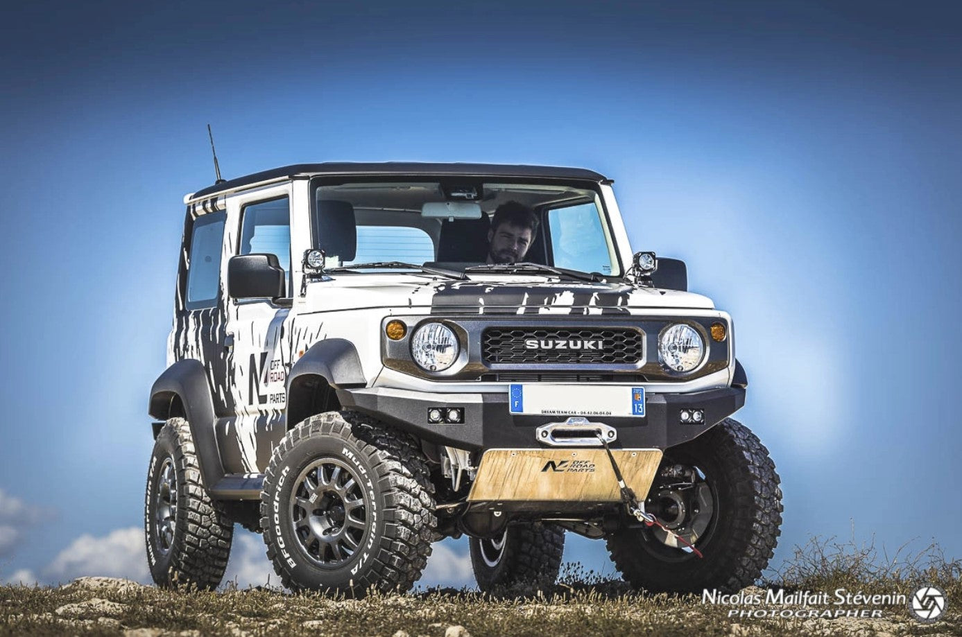 suzuki jimny dans un paysage sauvage avec une protection en alu