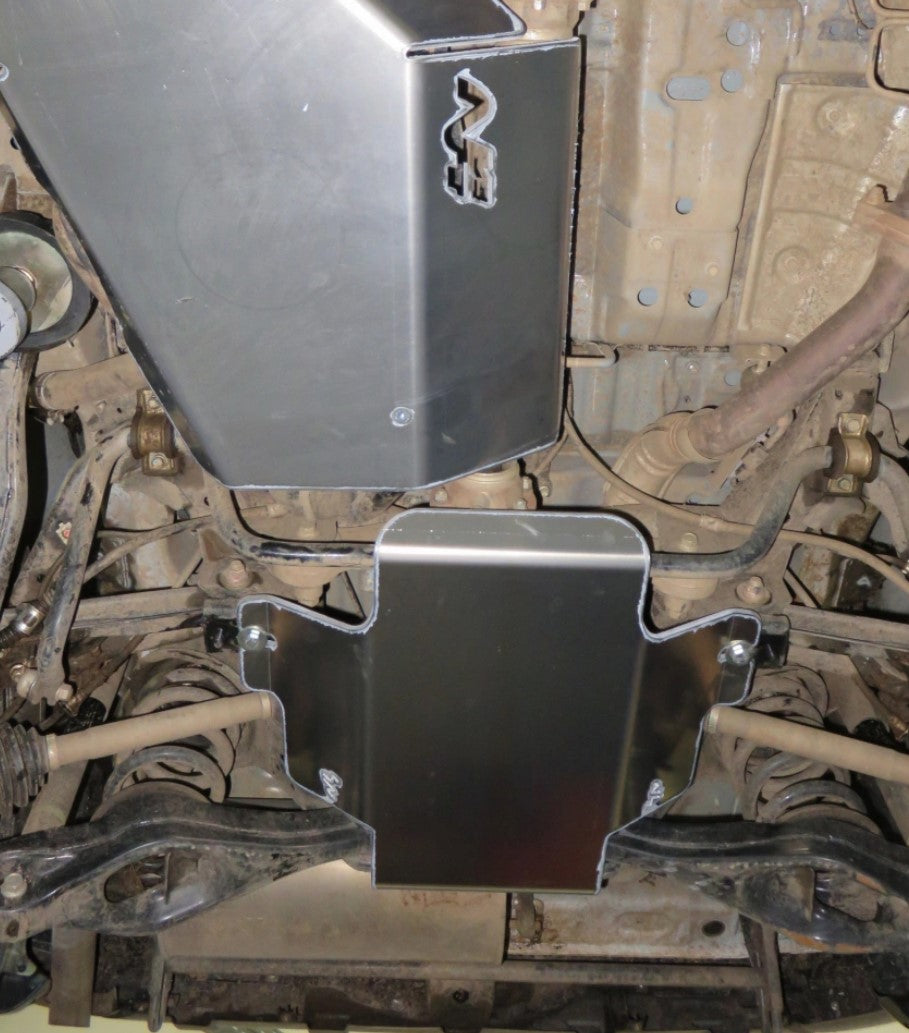 Deux protections en aluminium N4 fixées sur un Mitsubishi Pajero