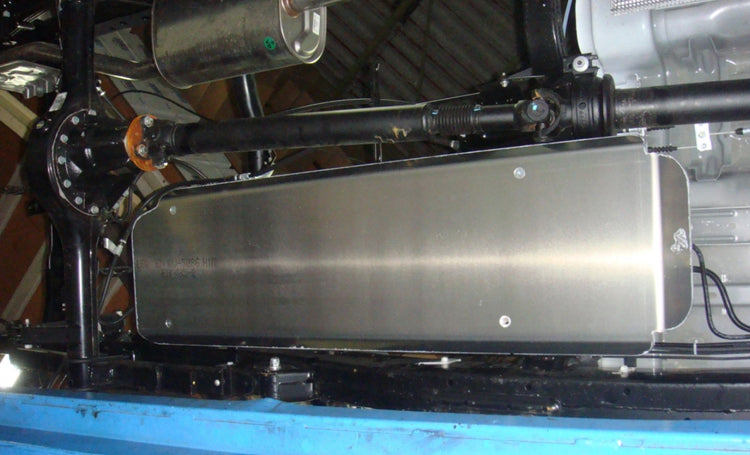 blindage réservoir alu avec le sigle N4 fixé sous un véhicule 4x4