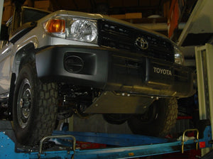 toyota land cruiser avec un pare-chocs et une protection avant