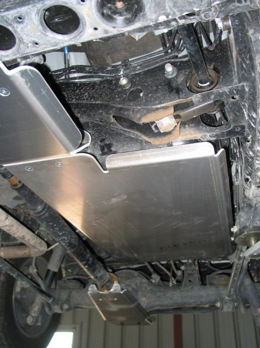 plaque de protection de réservoir fixée sur un véhicule