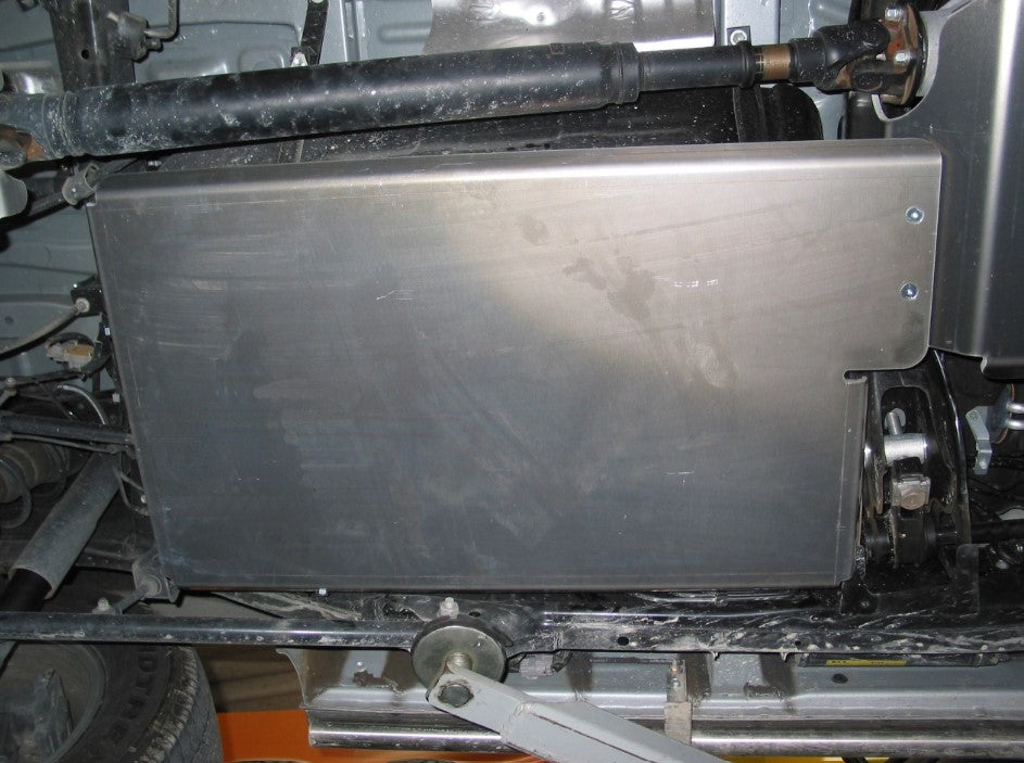 vue d'en dessous d'un véhicule protégé par une plaque métallique