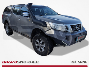 nissan navara bleu présenté sur fond blanc avec un bravo snorkel