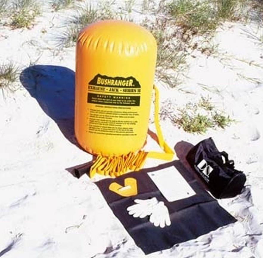 cric hi lift bushranger jaune gonflé et positionné sur du sable