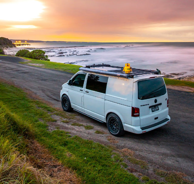 Volkswagen Transporter blanc devant la mer