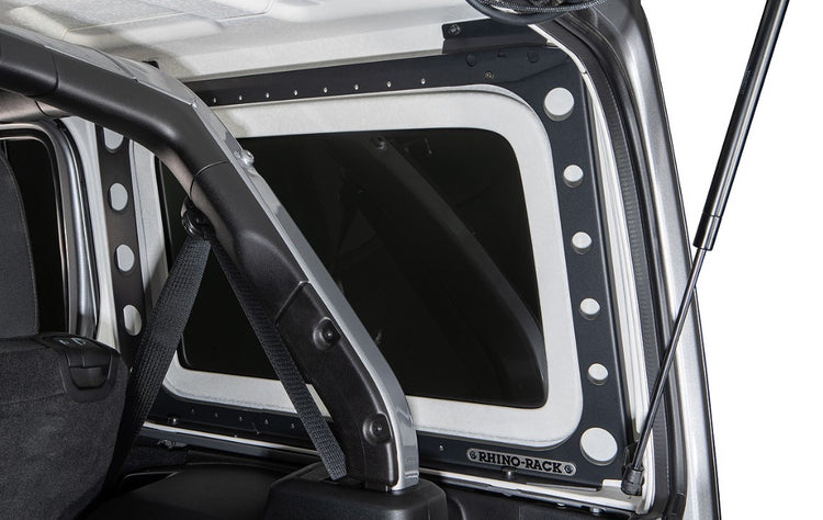 intérieur d'une jeep avec un cadre noir qui sert de renfort