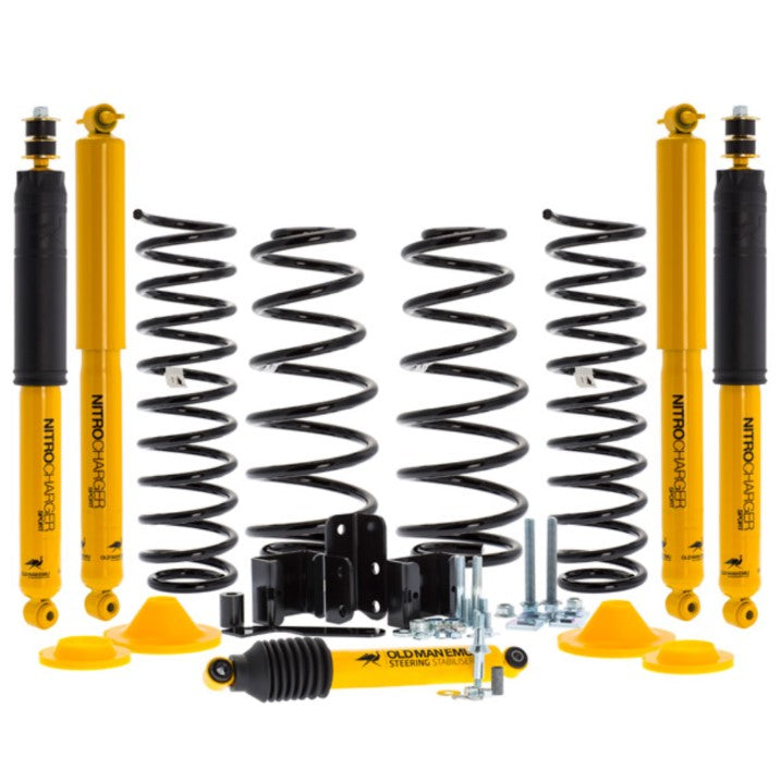 kit suspension avec 4 ressorts et 4 amortisseurs sur fond blanc